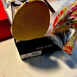 Beautiful floral multi colored heel. Great for any summer event.